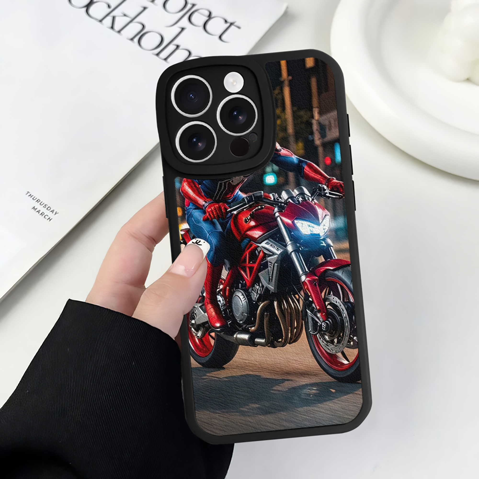 Spider Man スパイダーマン 【iPhone 16シリーズ対応】シリコンスマホケース（レザー調） 材質：シリコン